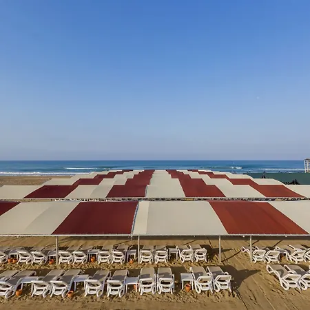 Royal Palace Resort Side