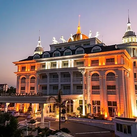 Royal Palace Resort Side