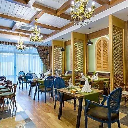 Royal Palace 5* Side