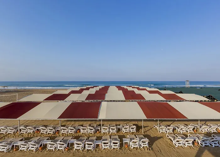 Royal Palace Resort Side